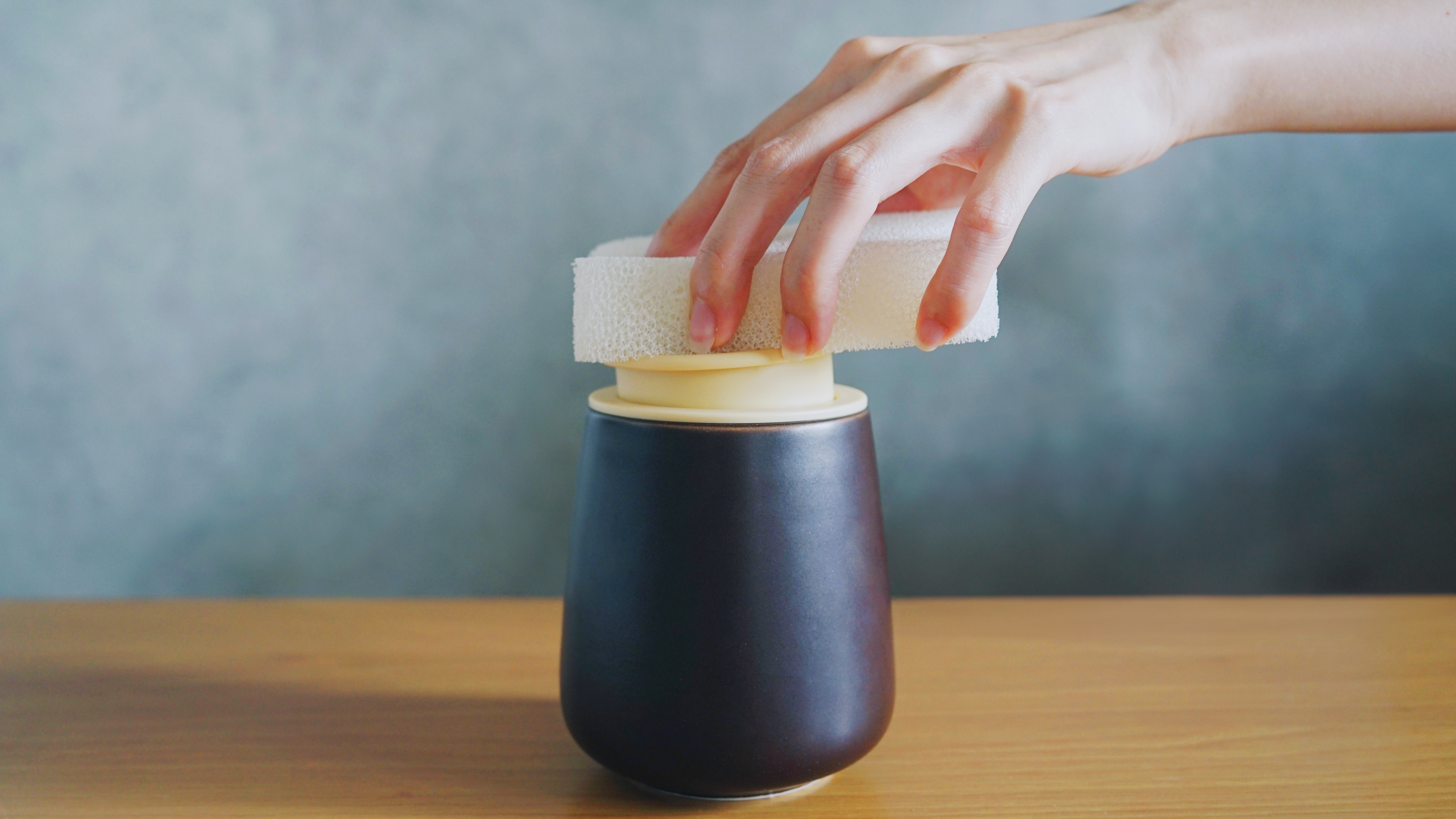 KATAZUKE、陶器のディスペンサー 北欧風と美濃焼を融合 | 日本